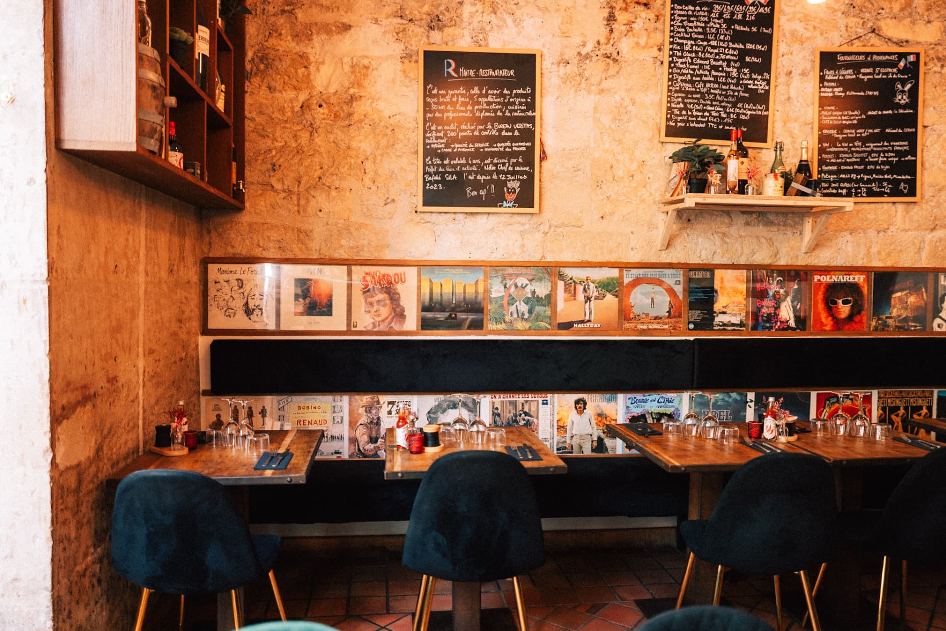 Salle et tables du restaurant Comme Chai Toi